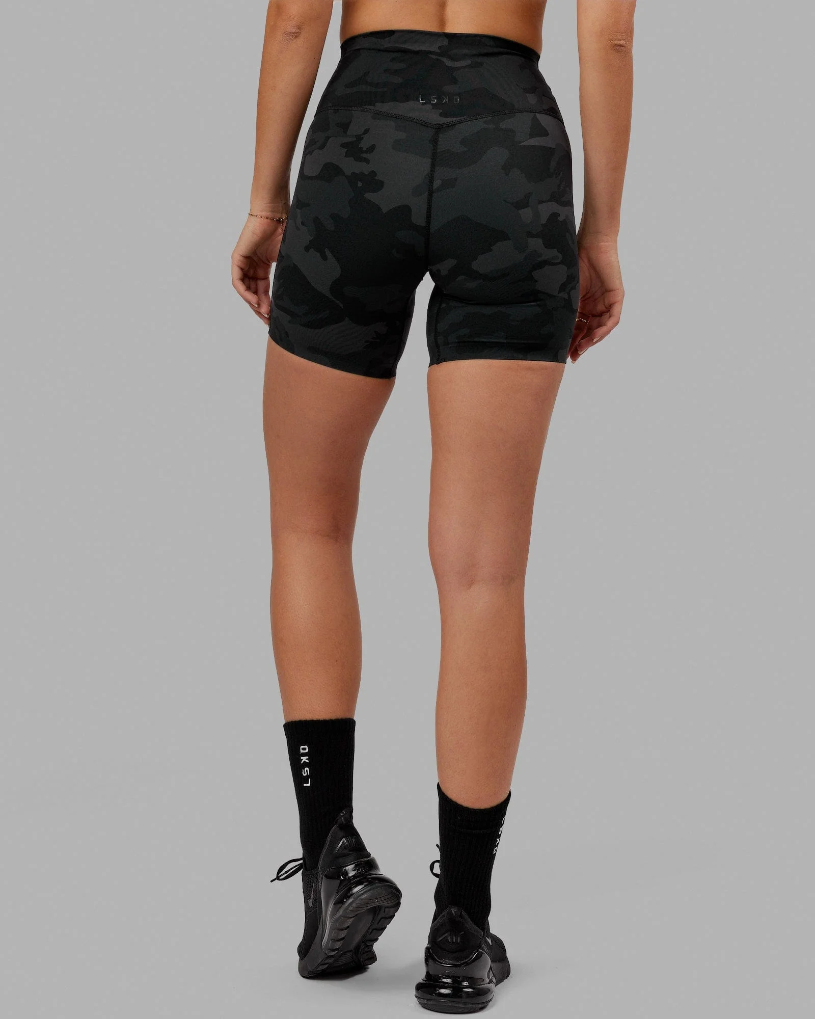 Elixir Ultra High-Rise 6" Short - Black Camo - Image 4