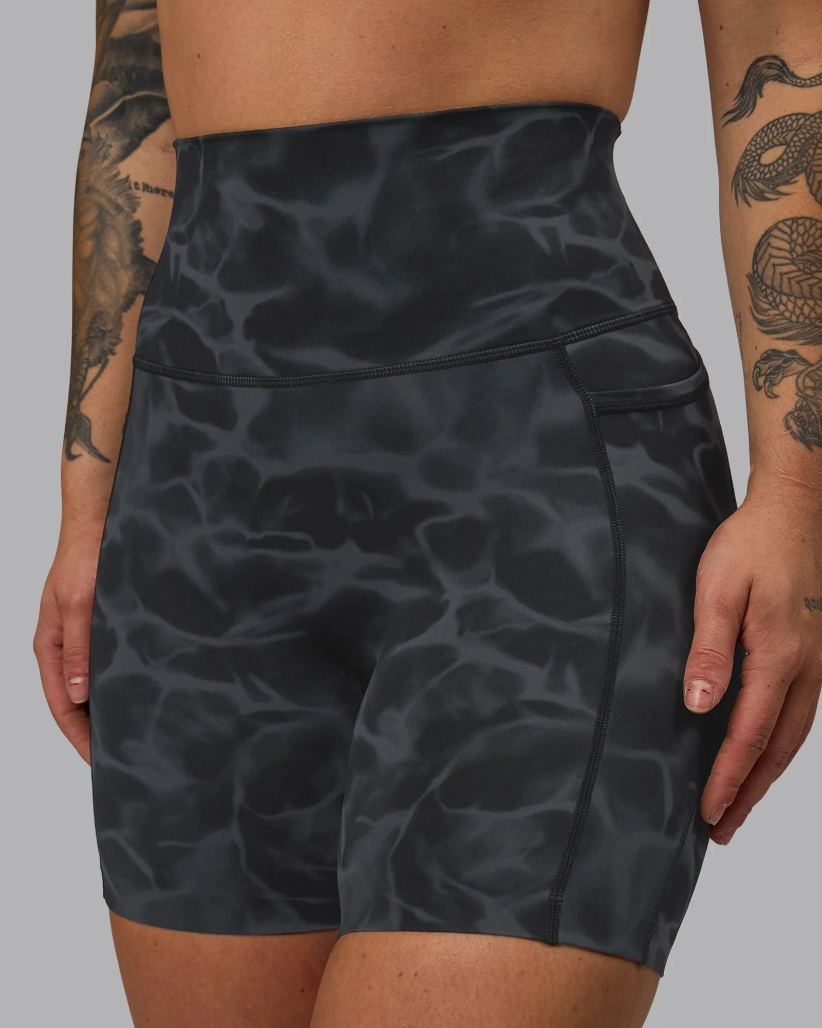 Elixir Ultra High-Rise 6" Short Pockets - Tranquil-Black - Image 2